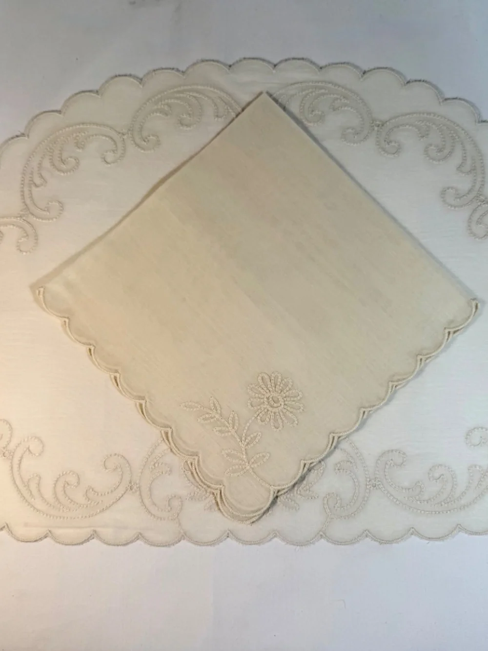 Set 4 NOS Brode Main French Linen Placemats & Napkins Hand Embroidered Unused